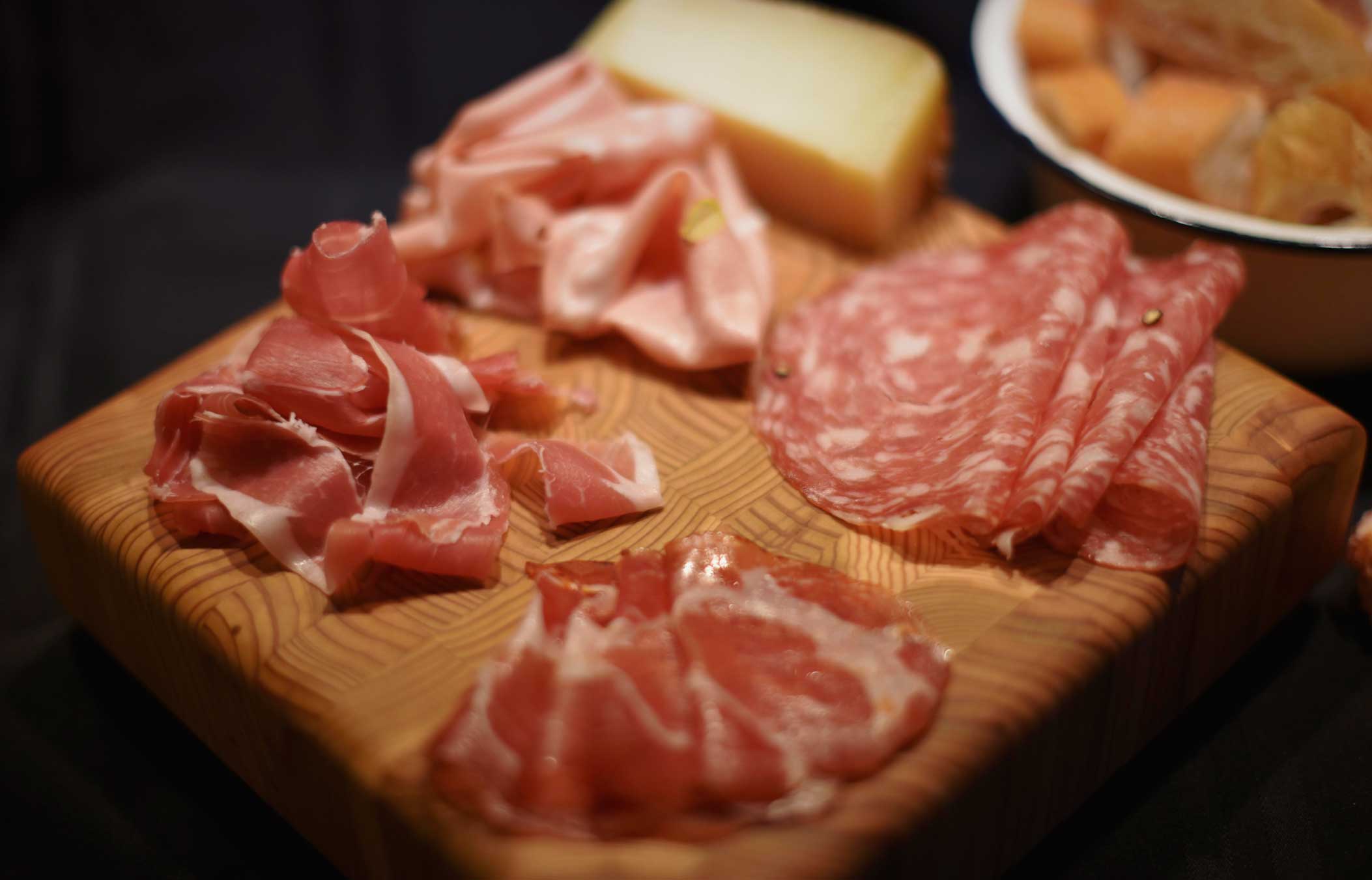Create a plate of charcuterie c/o Lucca