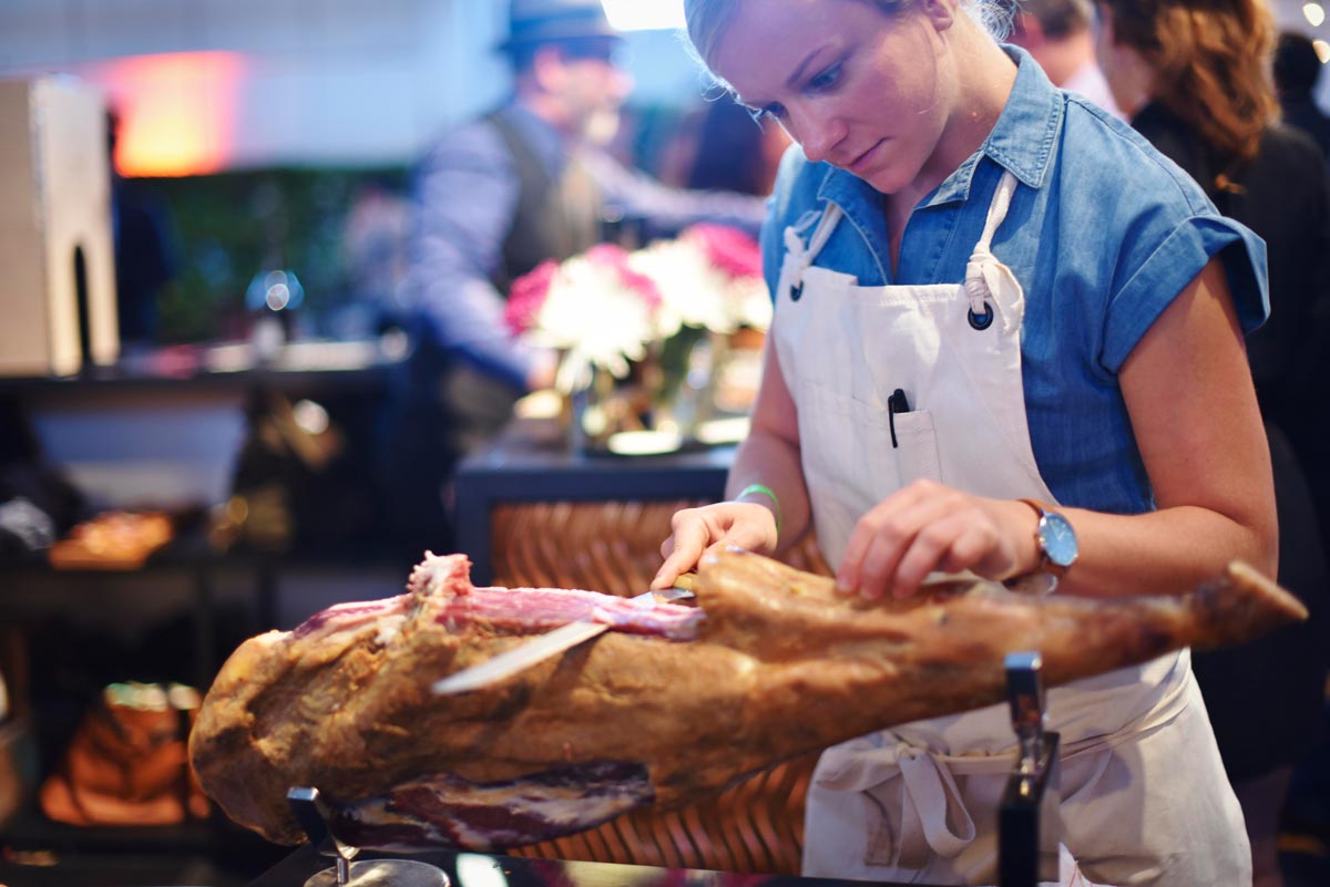 Aatxe carves us fresh jamón to visitors to EDSF 